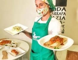 Servindo pratos em evento